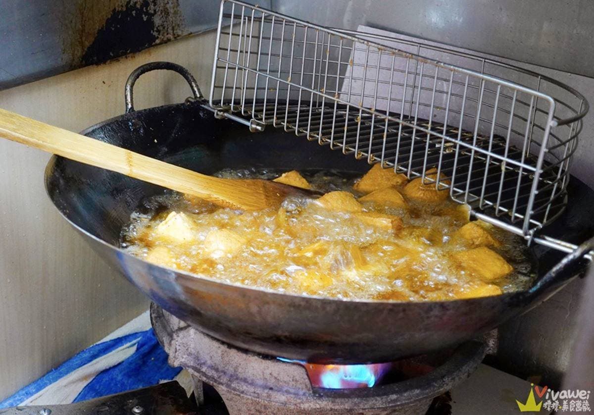 爆量泡菜堆滿滿！桃園人激推「神祕臭豆腐」隱身公園，酥香黃金蘿蔔糕也必點