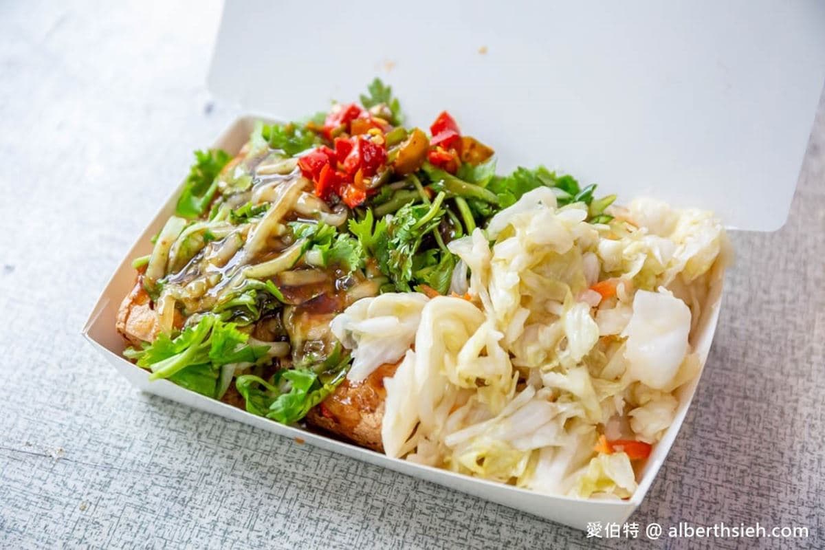 爆量泡菜堆滿滿！桃園人激推「神祕臭豆腐」隱身公園，酥香黃金蘿蔔糕也必點