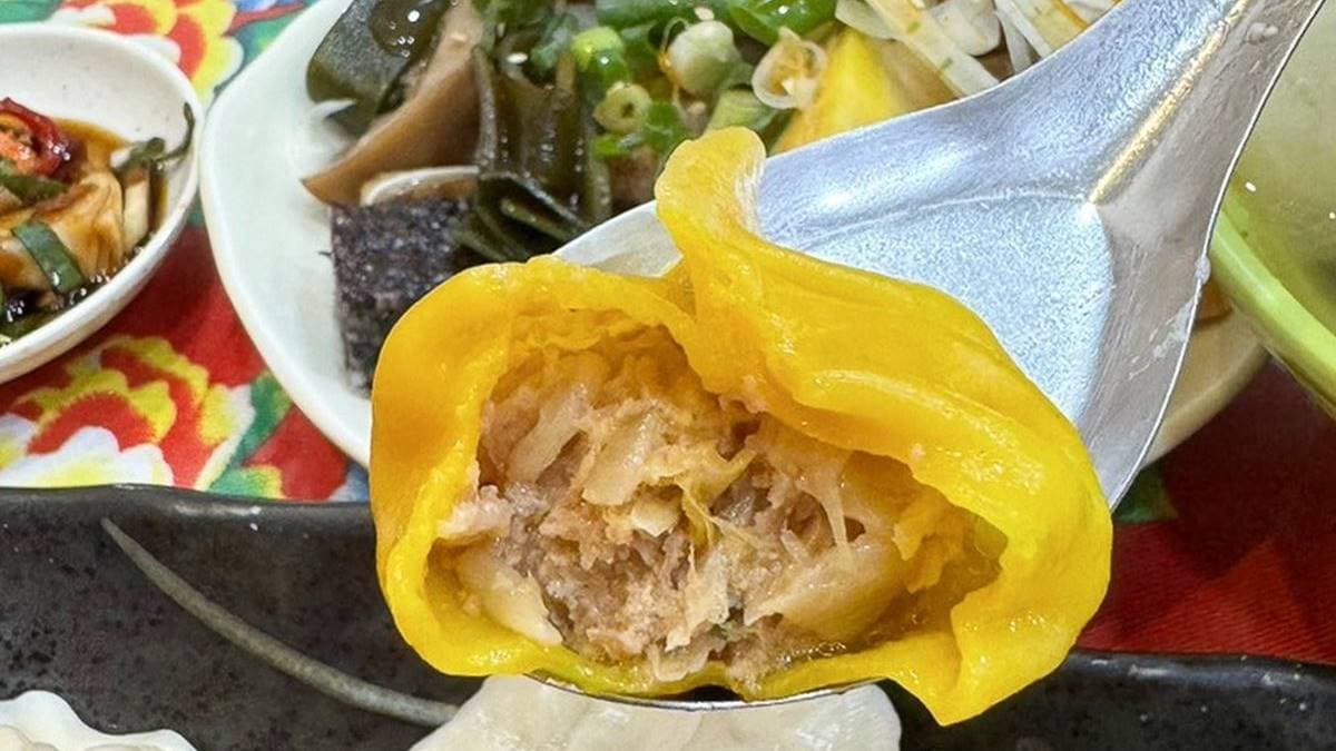 黃色外皮是「酸白菜豬肉」口味，味道就像吃酸白菜鍋一樣。（圖片來源：跟著尼力吃喝玩樂）