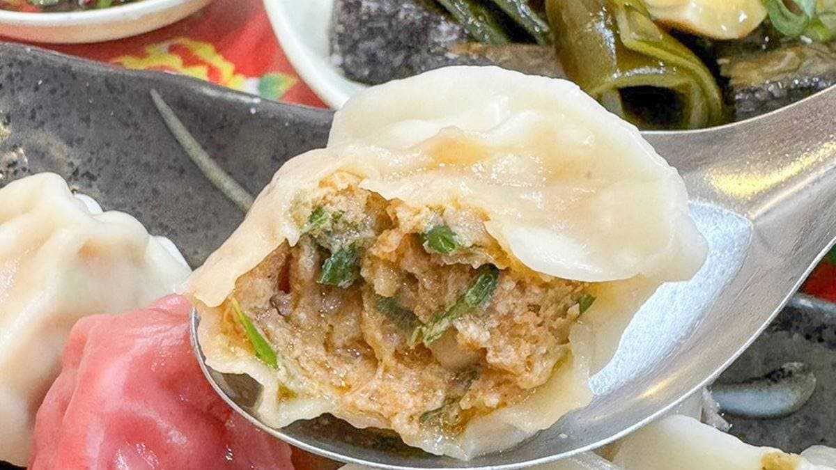 每顆水餃外皮都很Ｑ，不會太厚，很大顆又多汁。（圖片來源：跟著尼力吃喝玩樂）