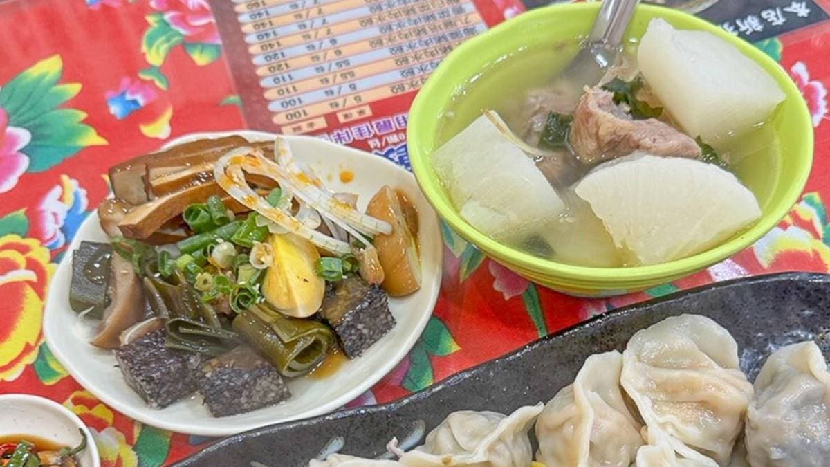 只吃水餃不過癮，也可以來碗精燉排骨湯配滷味拼盤。（圖片來源：跟著尼力吃喝玩樂）