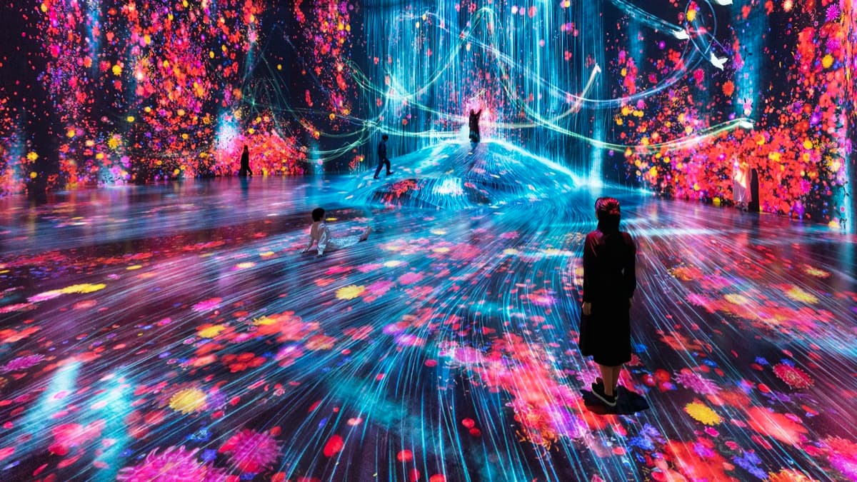 互動感氛圍。（圖片來源：teamLab《在人們聚集的岩石上，注入水粒子的世界》© teamLab）