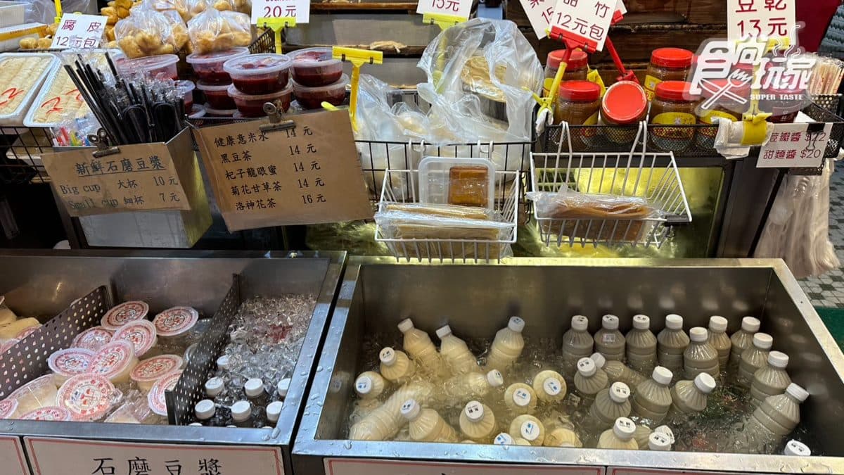 店外也有販售豆漿、豆茶等飲品。