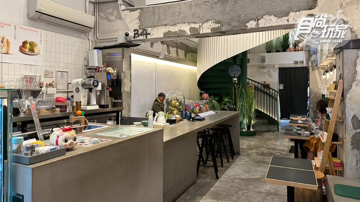 店內空間挑高，呈現極簡工業風。