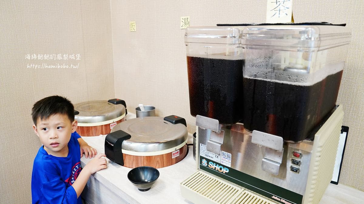 自助吧有白飯、熱湯、紅茶無限供應。（圖片來源：海綿飽飽的鳳梨城堡）