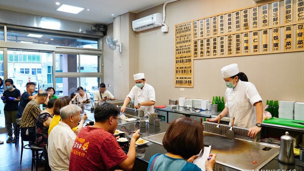 環境乾淨明亮，用餐時段生意超級好。（圖片來源：海綿飽飽的鳳梨城堡）