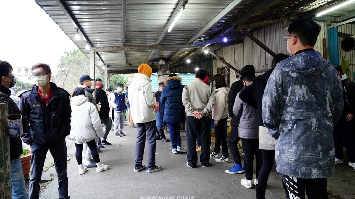 「知味鄉玉米」排隊人潮在假日幾乎是爆炸的情況。（圖片來源：海綿飽飽的鳳梨城堡）