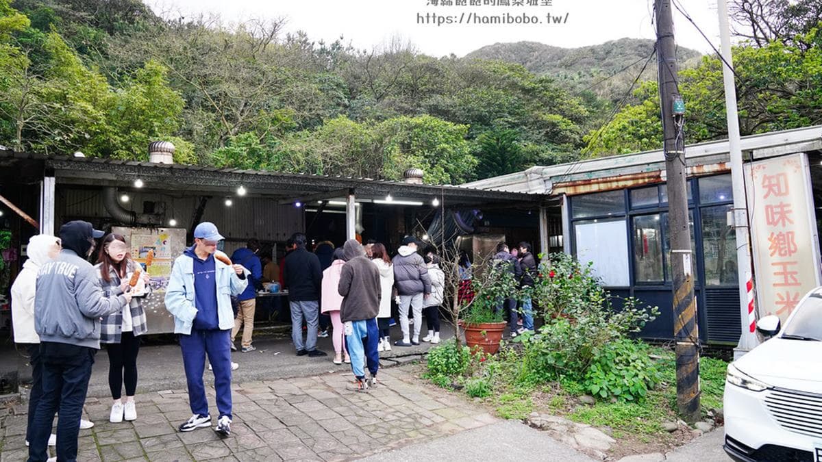 「知味鄉玉米」位於萬里區台２線山邊的鐵皮屋。（圖片來源：海綿飽飽的鳳梨城堡）