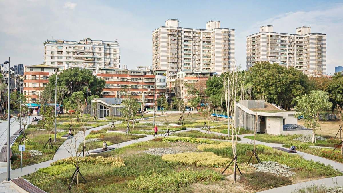 新莊運動公園涵蓋了籃球場、田徑場、網球場、體育館、棒球場及運動中心。（圖片來源：是艾思，不是火拳。）