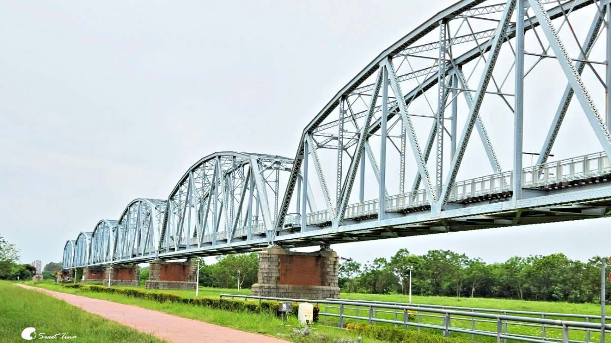 高架橋旁是自行車道及高屏舊鐵橋，很適合騎自行車。（圖片來源：Sweet Tina 樂在生活分享）