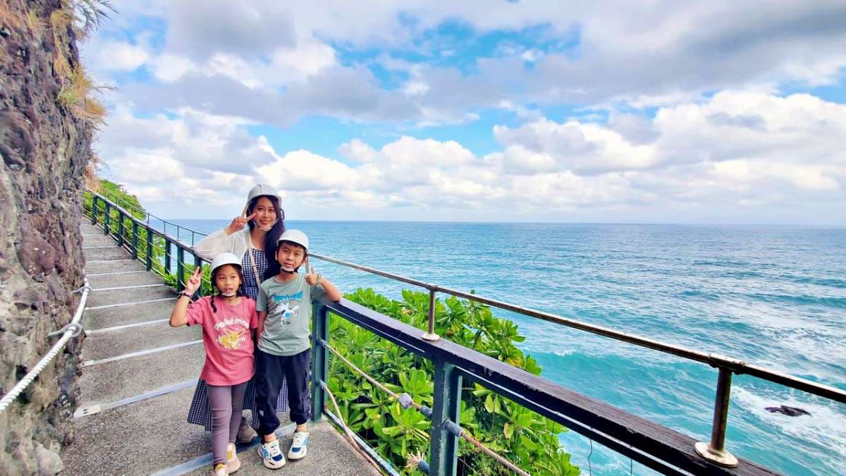 親不知子海上古道沿著懸崖峭壁興建。（圖片來源：晨晨喬喬玩樂日記）