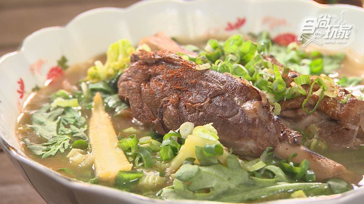 「慢燉豬小腱時蔬手工湯麵」的肉質很嫩，麵體很像台式烏龍麵。