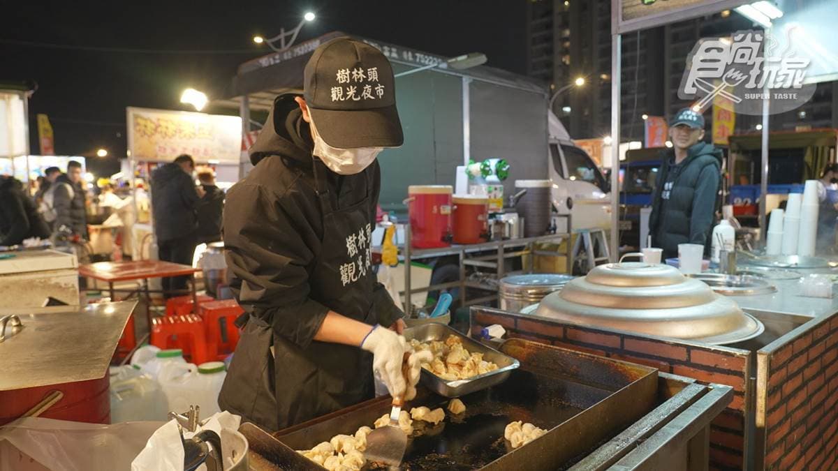 「吳家一口煎餃」位在樹林頭觀光夜市內。