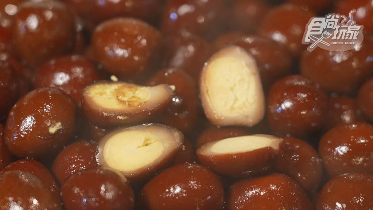 「QQ鳥蛋」滷汁＋蛋黃香味很搭，讓人忍不住一口接著一口。