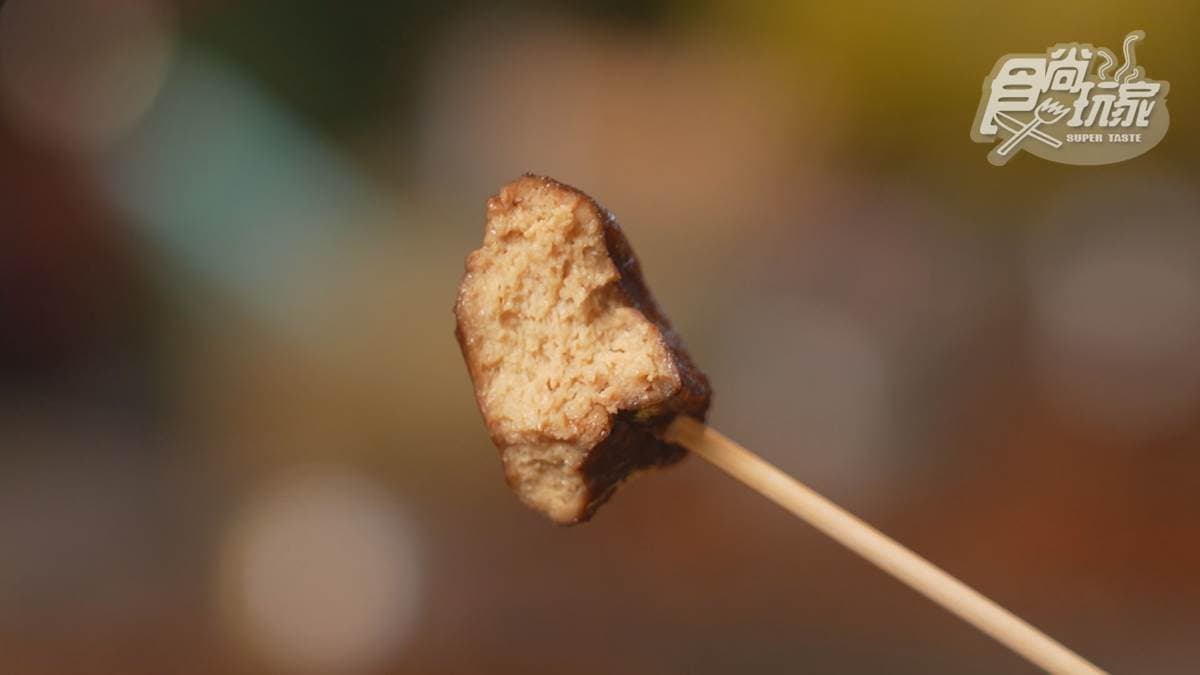 「手工豆干」孔洞很多，吸飽了滷汁，很入味。