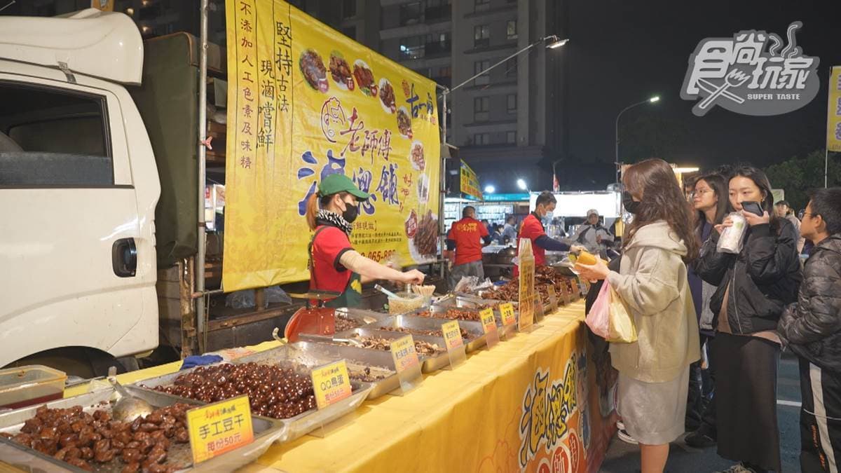 排隊人潮非常多，生意相當好。