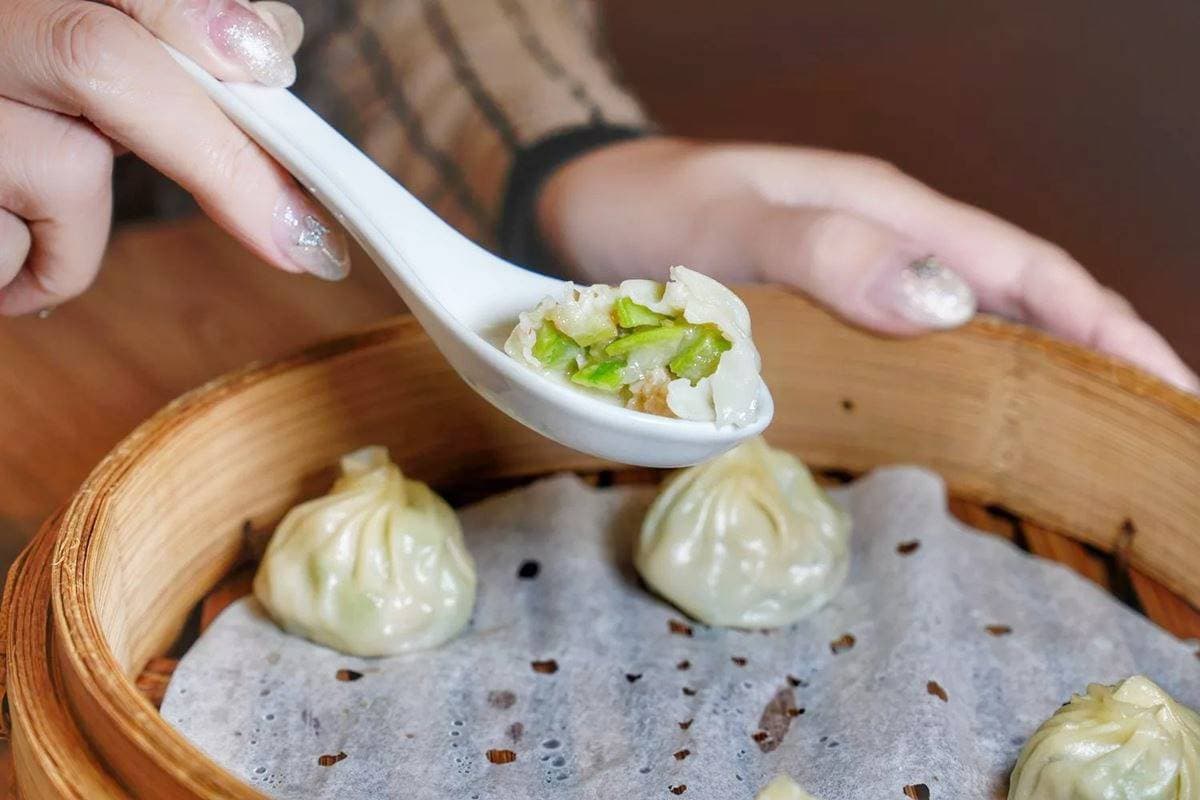 傳承三代「正宗酸菜白肉鍋」超有料!海鮮+雞湯精華鮮美酸香,必點爆汁湯包 傳承三代「正宗酸菜白肉鍋」超有料!海鮮+雞湯精華鮮美酸香,必點爆汁湯包