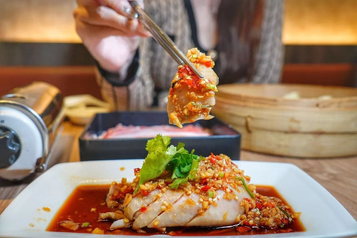 傳承三代「正宗酸菜白肉鍋」超有料!海鮮+雞湯精華鮮美酸香,必點爆汁湯包 傳承三代「正宗酸菜白肉鍋」超有料!海鮮+雞湯精華鮮美酸香,必點爆汁湯包