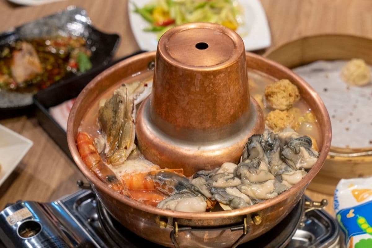 傳承三代「正宗酸菜白肉鍋」超有料!海鮮+雞湯精華鮮美酸香,必點爆汁湯包 傳承三代「正宗酸菜白肉鍋」超有料!海鮮+雞湯精華鮮美酸香,必點爆汁湯包