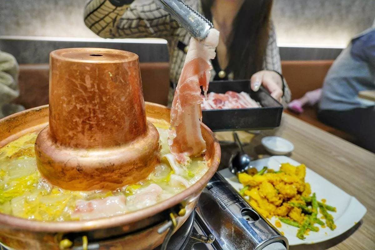 傳承三代「正宗酸菜白肉鍋」超有料!海鮮+雞湯精華鮮美酸香,必點爆汁湯包 傳承三代「正宗酸菜白肉鍋」超有料!海鮮+雞湯精華鮮美酸香,必點爆汁湯包