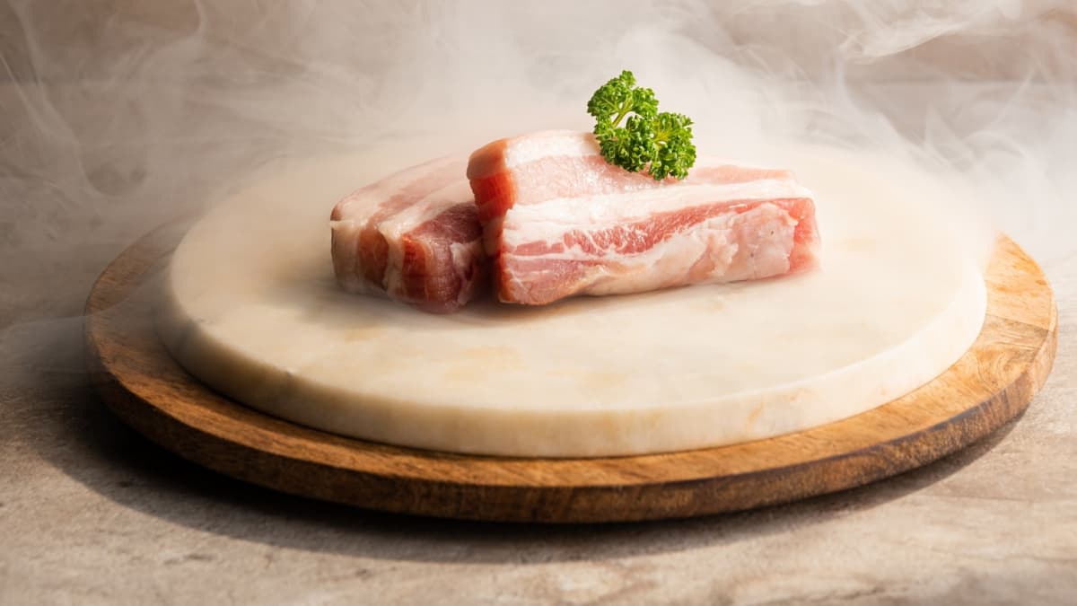 風間餐飲集團「醴本燒肉」使用最高品質的食材，包括西班牙Bellota伊比利豬。（圖片來源：醴本燒肉）