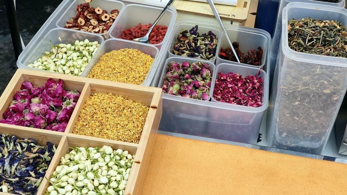 檯面上有各種乾燥花、茶葉、枸杞、紅棗等。（圖片來源：大口老師的走跳學堂!	）