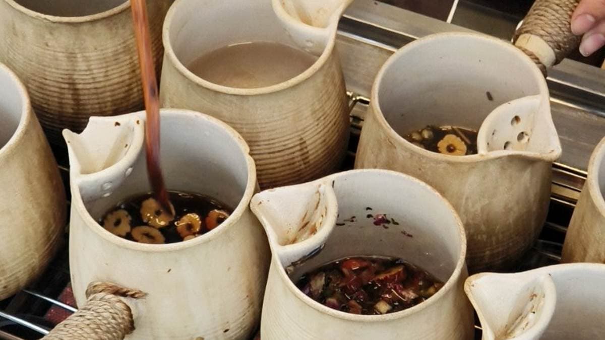 這是來自雲南的陶罐烤奶茶，在抖音、小紅書上都很紅。（圖片來源：大口老師的走跳學堂!	）