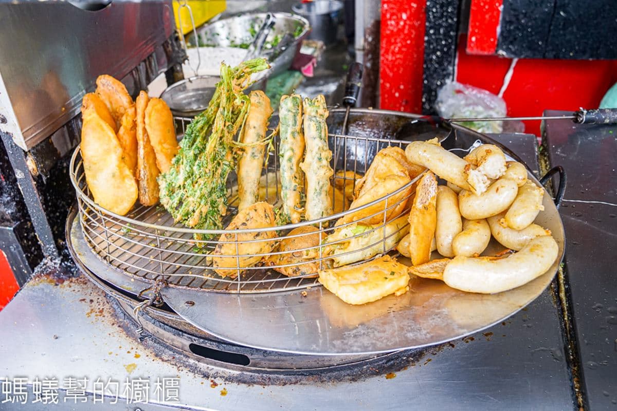 超狂「炸香菜」一吃會上癮？廟旁隱藏版佛系炸物，「爆汁炸蔥排」在地激推必點