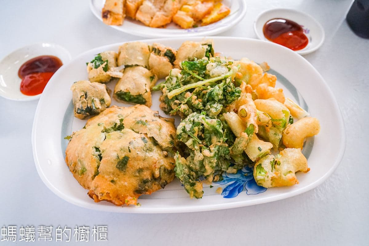 超狂「炸香菜」一吃會上癮？廟旁隱藏版佛系炸物，「爆汁炸蔥排」在地激推必點