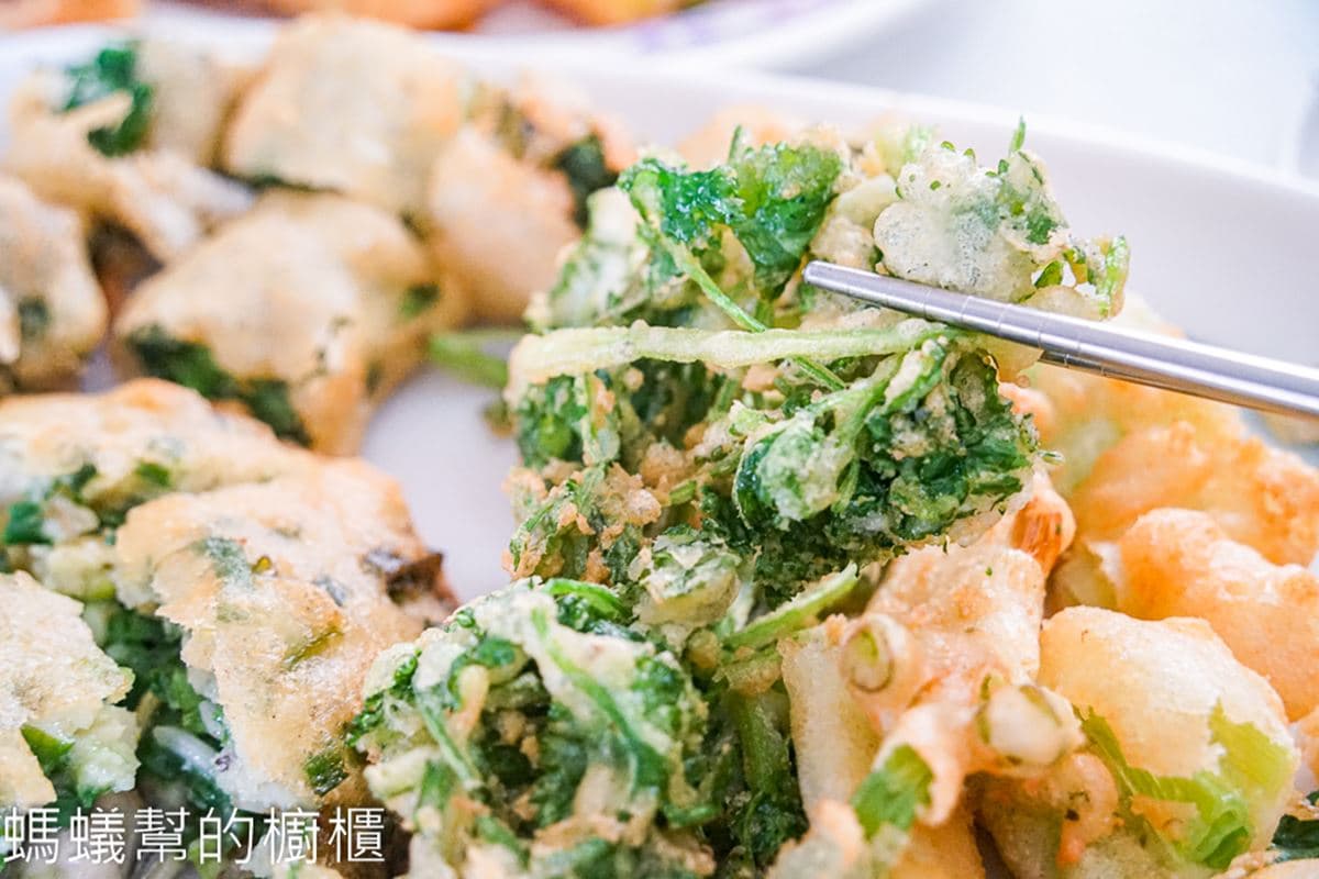 超狂「炸香菜」一吃會上癮？廟旁隱藏版佛系炸物，「爆汁炸蔥排」在地激推必點