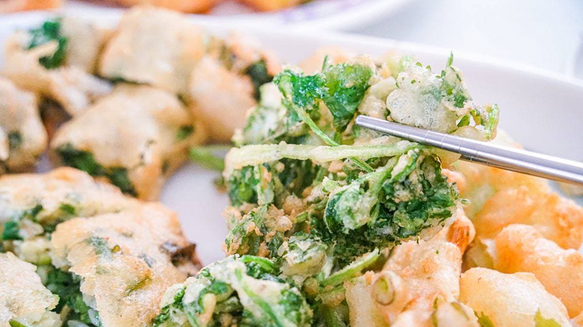 「炸香菜」外衣炸得酥脆，搭配香菜的特殊香味，吃了會有上癮感！（圖片來源：螞蟻幫的櫥櫃）