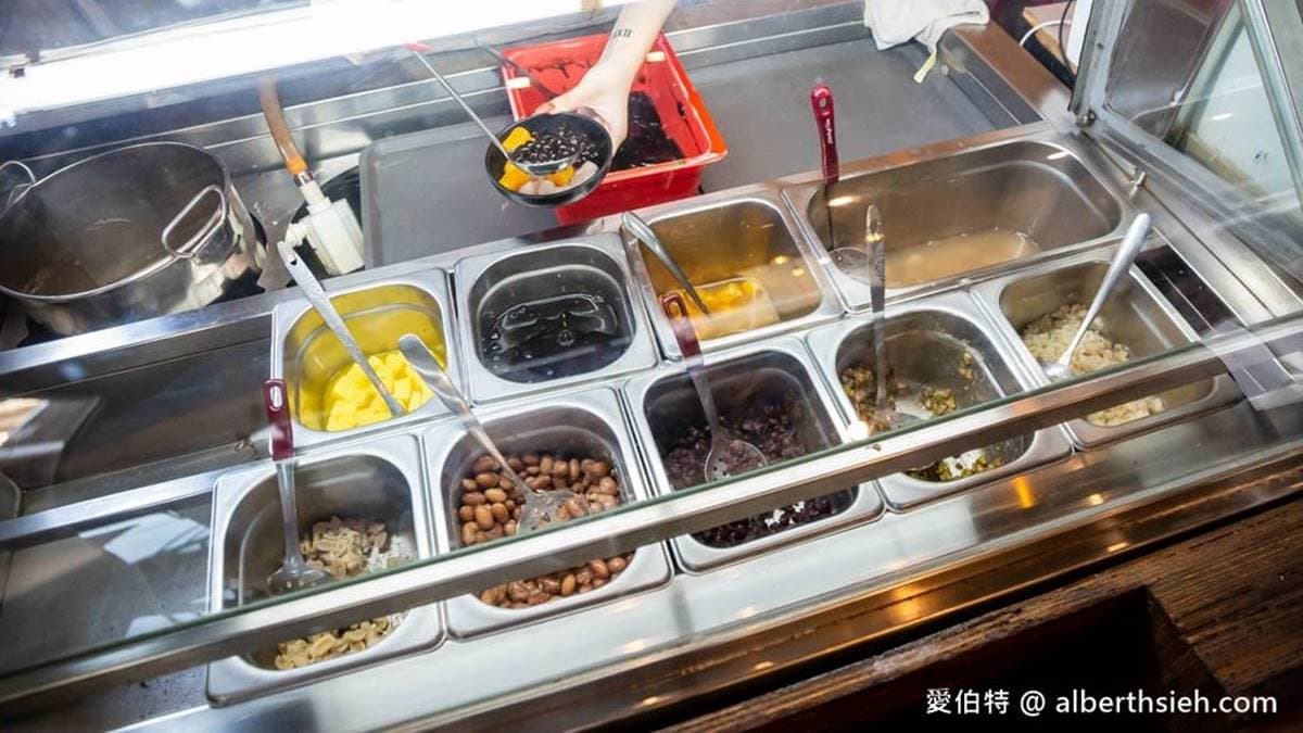 冰品配料有布丁、珍珠、仙草、地瓜圓、芋圓等多種選擇。（圖片來源：愛伯特吃喝玩樂全記錄）