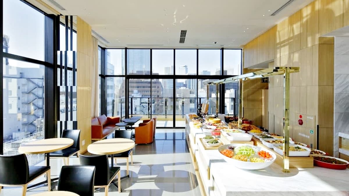 大廳與用餐區都位在11樓，有大片落地窗景。（圖片來源：Candeo Hotels）
