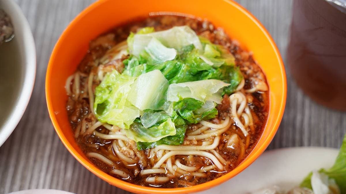 乾麵會淋上滿滿的滷汁，口感滑順又美味。（圖片來源：東蛙池塘）