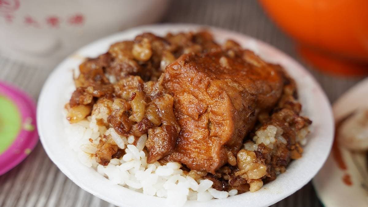 滷肉飯會附上１塊油豆腐，味道香噴噴的超開胃。（圖片來源：東蛙池塘）