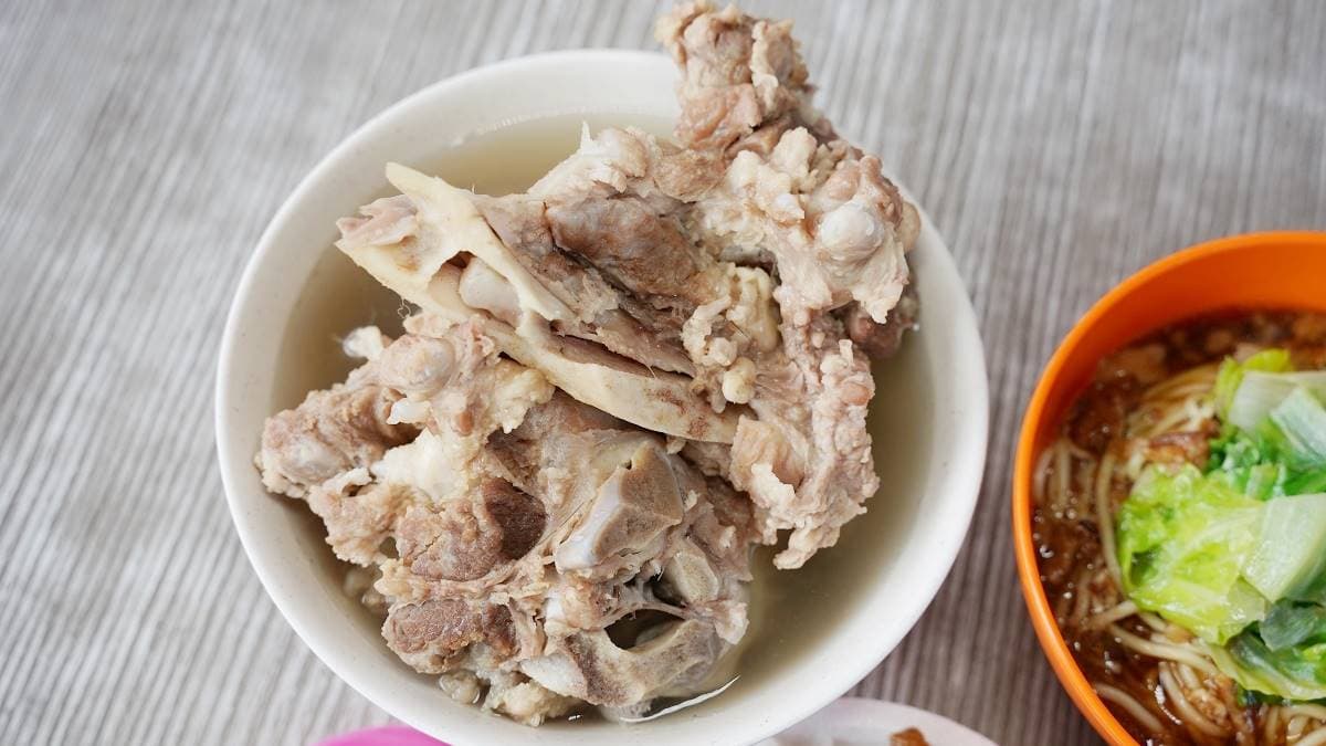 大骨湯整碗滿滿的都是骨邊肉，分量十足，２人分食也沒問題。（圖片來源：東蛙池塘）