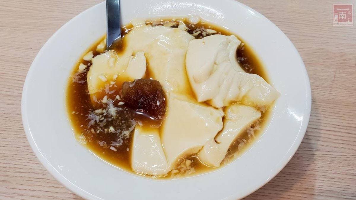 餐點提供豆花、冰品、飲品、鍋燒麵等，只要有用餐就能免費看漫畫。（圖片來源： 南人幫）