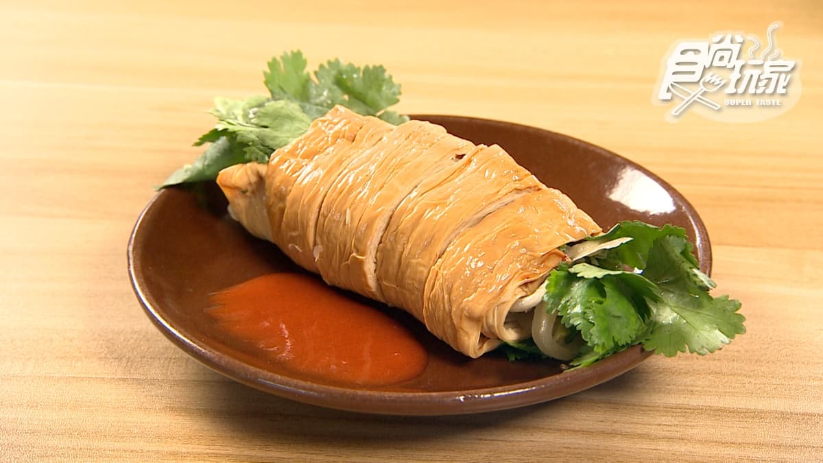 「豆皮捲」吃得到煙燻香氣，榨菜也很脆，口感清爽。