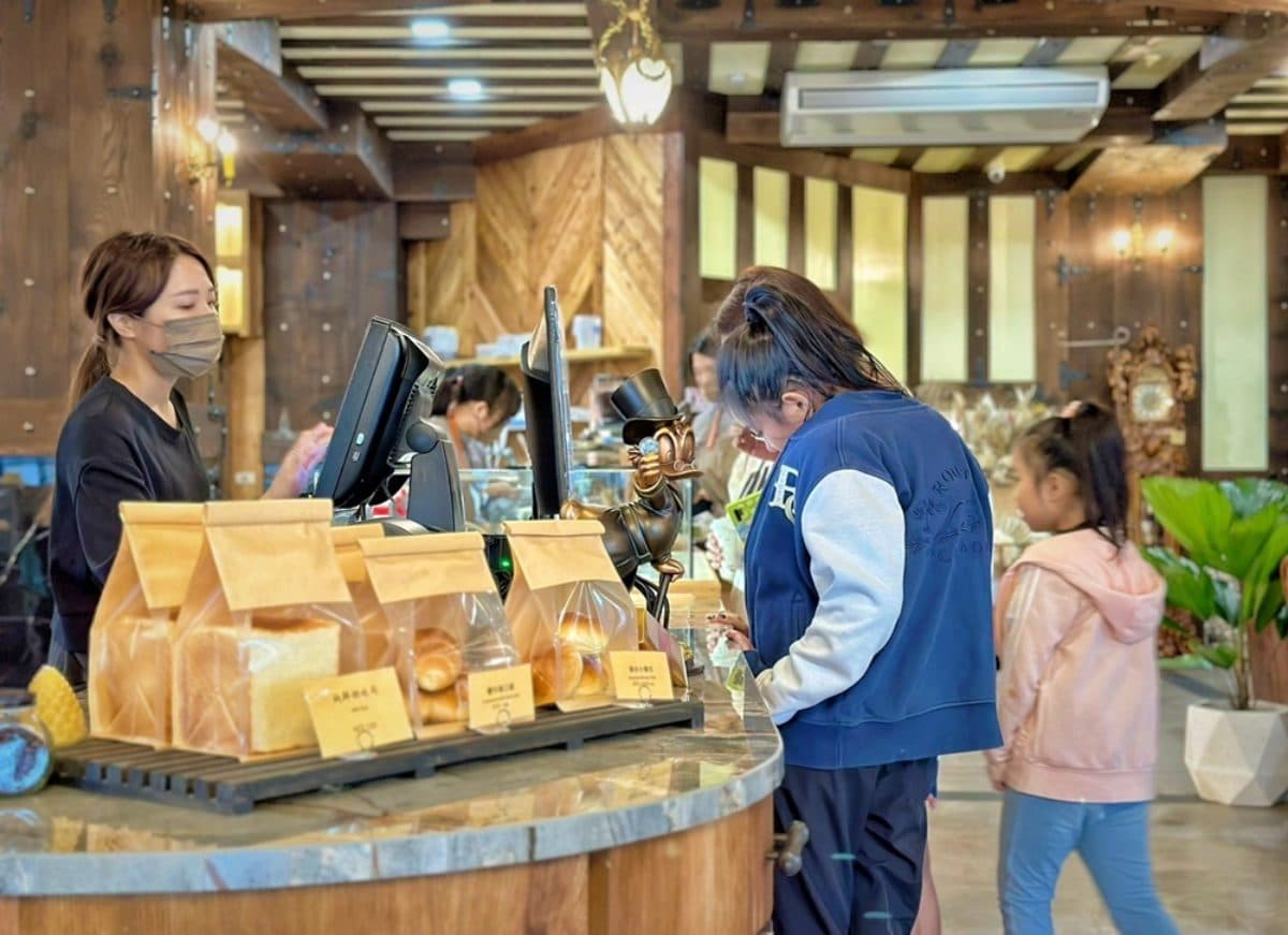 【新開店】「神祕藍色城堡」變夢幻甜點屋！低消100元待整天，美到秒飛歐洲