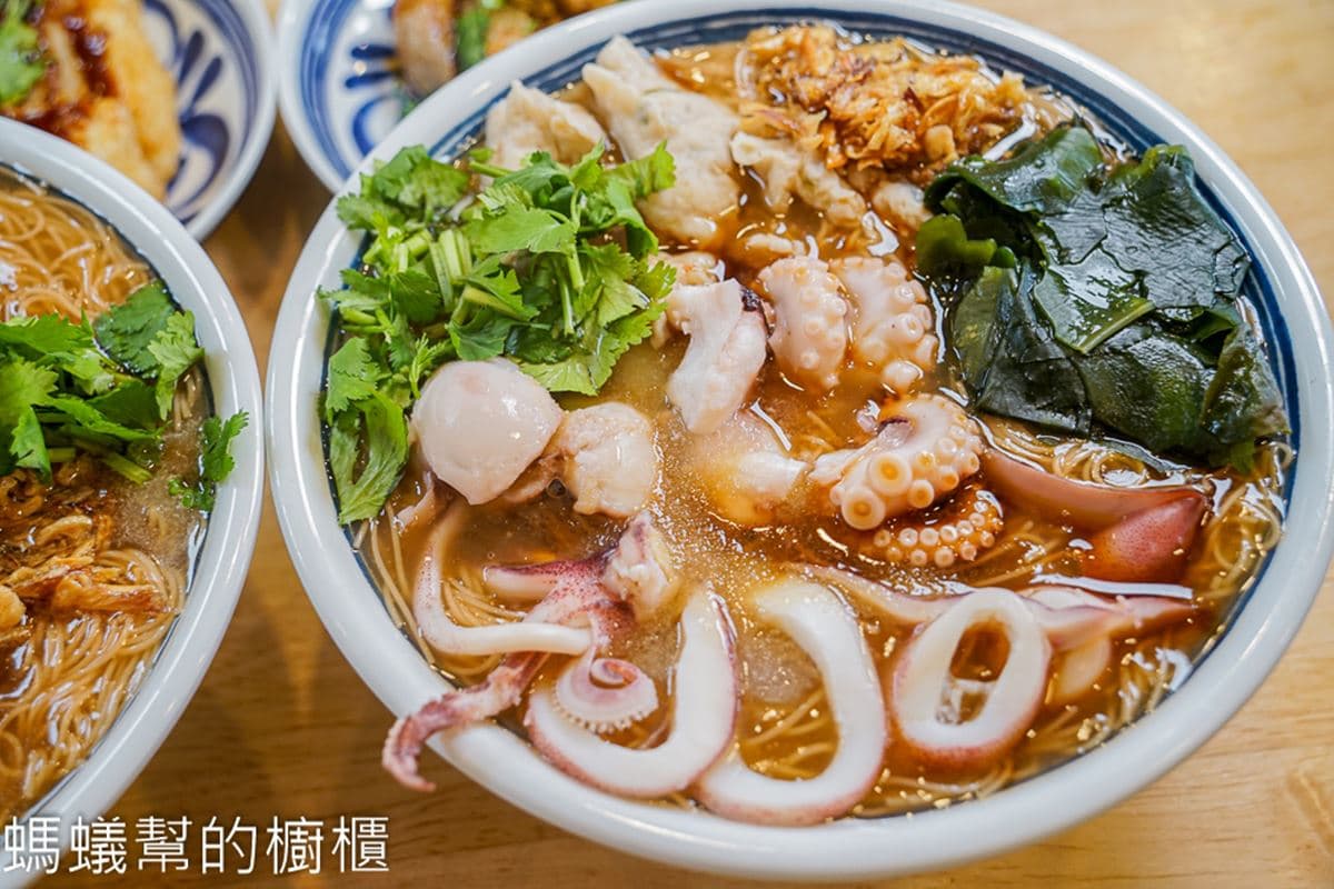 酥香燒肉+大腸太犯規!「碗公黃金麵線」給料不手軟,海味章魚、小卷也要吃 酥香燒肉+大腸太犯規!「碗公黃金麵線」給料不手軟,海味章魚、小卷也要吃