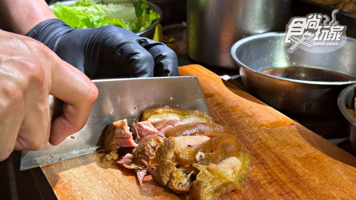 腿庫肉透過中藥材、冰糖、特製滷汁燉煮到軟嫩入味、入口即化。