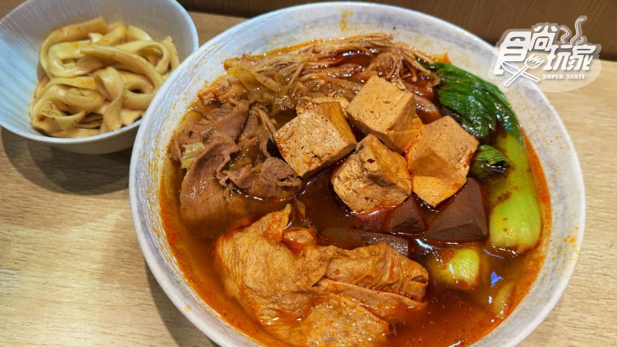「麻辣鴨血豆腐煲」湯底添加了32種中藥材製作，兼具香、麻、溫潤不嗆口。