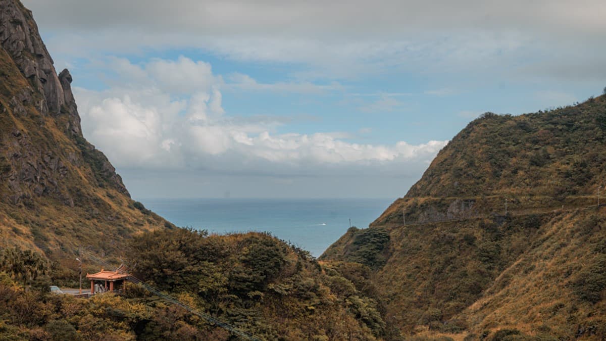 從民宿望出去就是金瓜石陰陽海美景。（圖片來源：莓姬貝利・食事旅行）