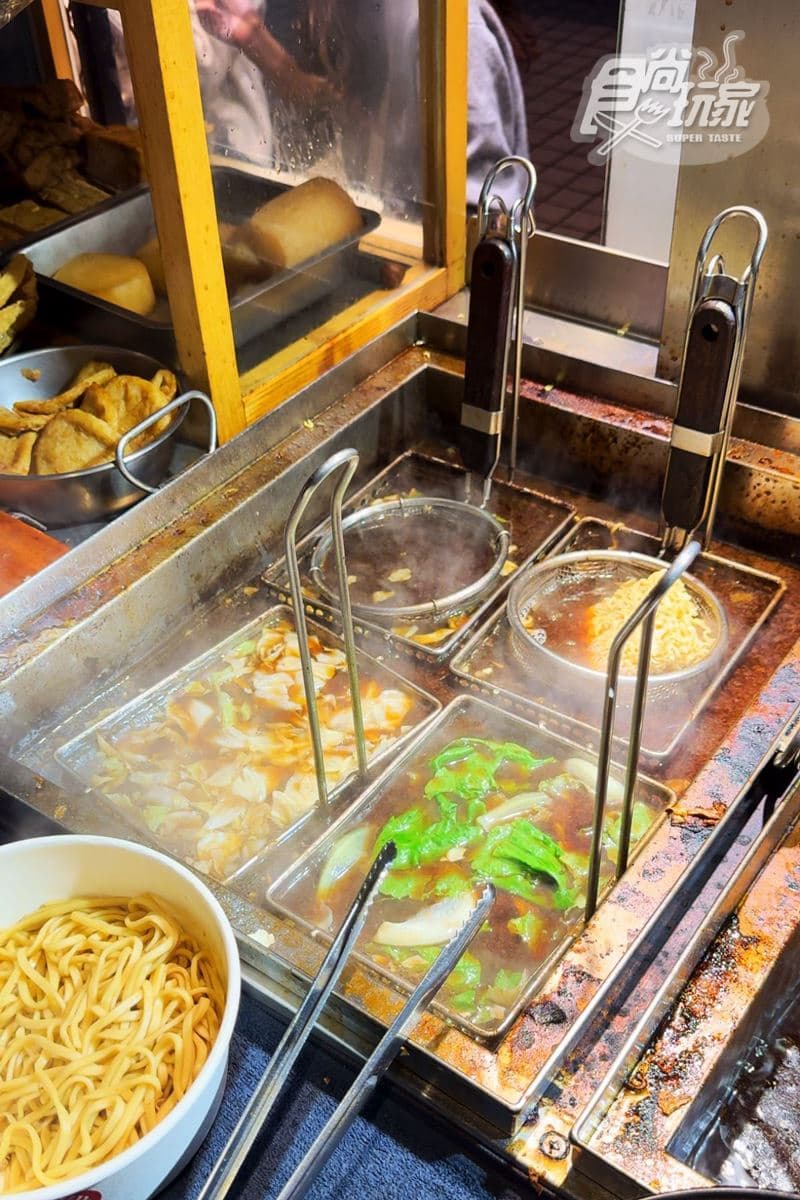「台北最帥滷味店老闆」在這！激推必點「銷魂腿庫麵」，膠質滿滿、入口即化