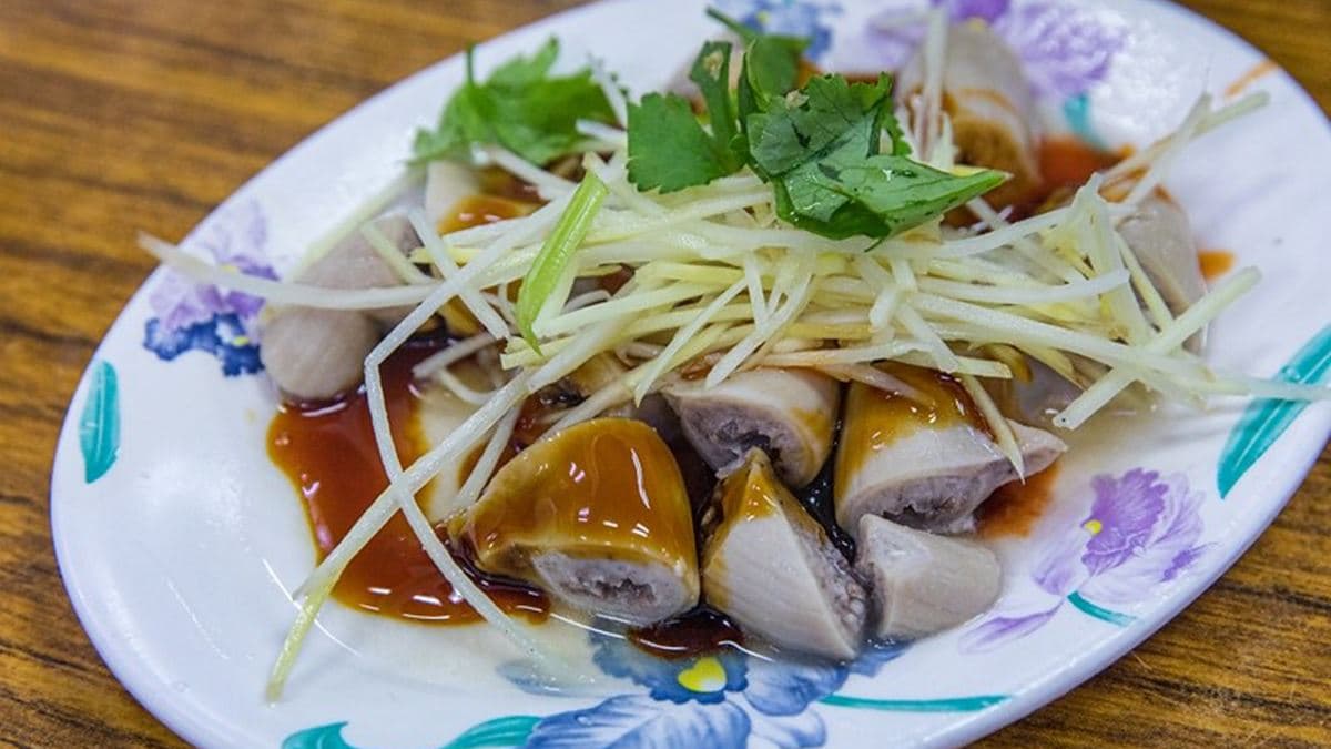生腸口感脆爽，醬油是略鹹帶點微甜的醬油膏。（圖片來源：小虎食夢網）