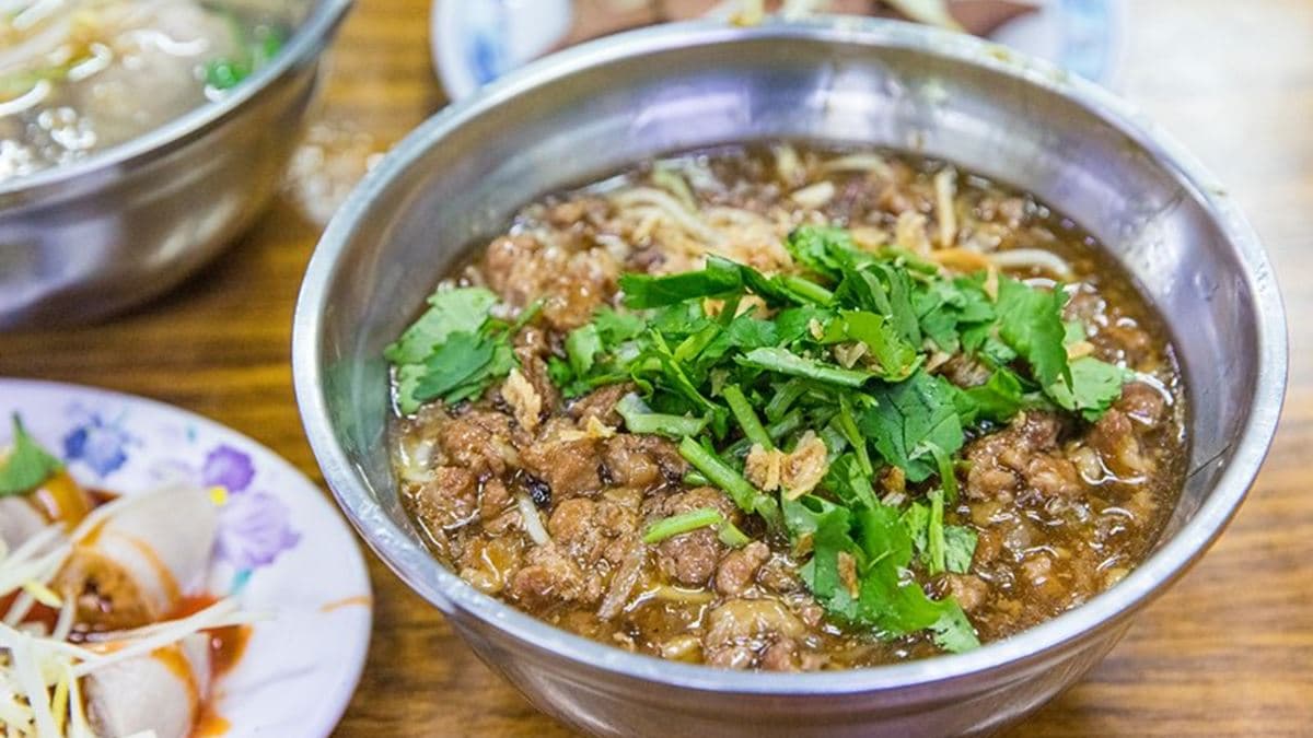 入口的肉燥香扎扎實實，麵條略帶咬勁。（圖片來源：小虎食夢網）