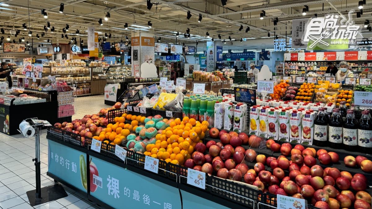 家樂福販售的商品相當多元，涵蓋生活用品、生鮮蔬果、家電等。