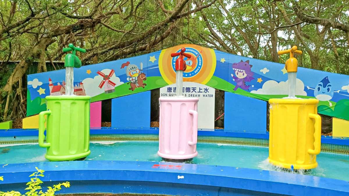大型水龍頭後面沒有水管，卻有源源不斷的水從水龍頭流出來。（圖片來源：艾莉絲愛旅行）