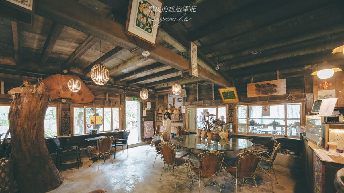 店裡的裝潢與小物充滿著古樸的懷舊氣息。（圖片來源：黑皮的旅遊筆記）