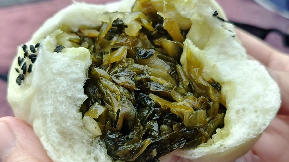 「酸菜包」吃起來微酸微辣又帶點鹹度。（圖片來源：大口老師的走跳學堂!）